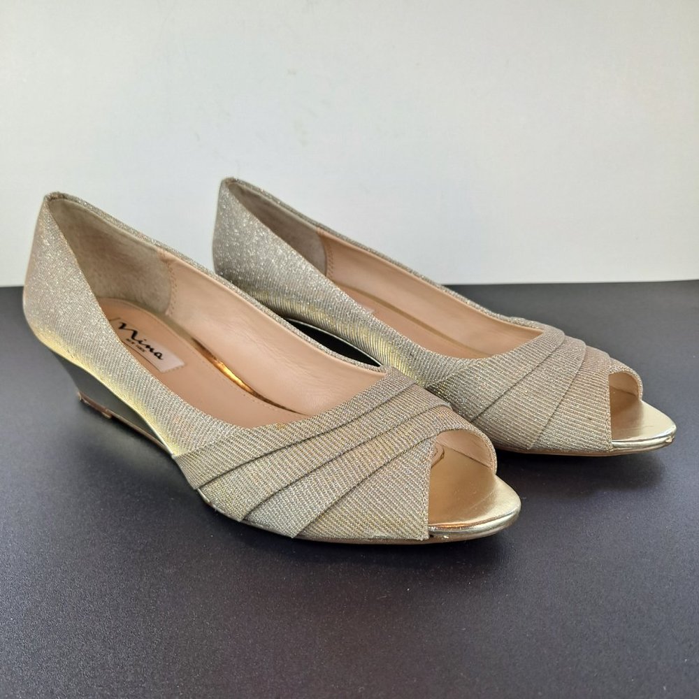 Nina New York Gold Metallic Wedge Shoe Peep Toe Size 8